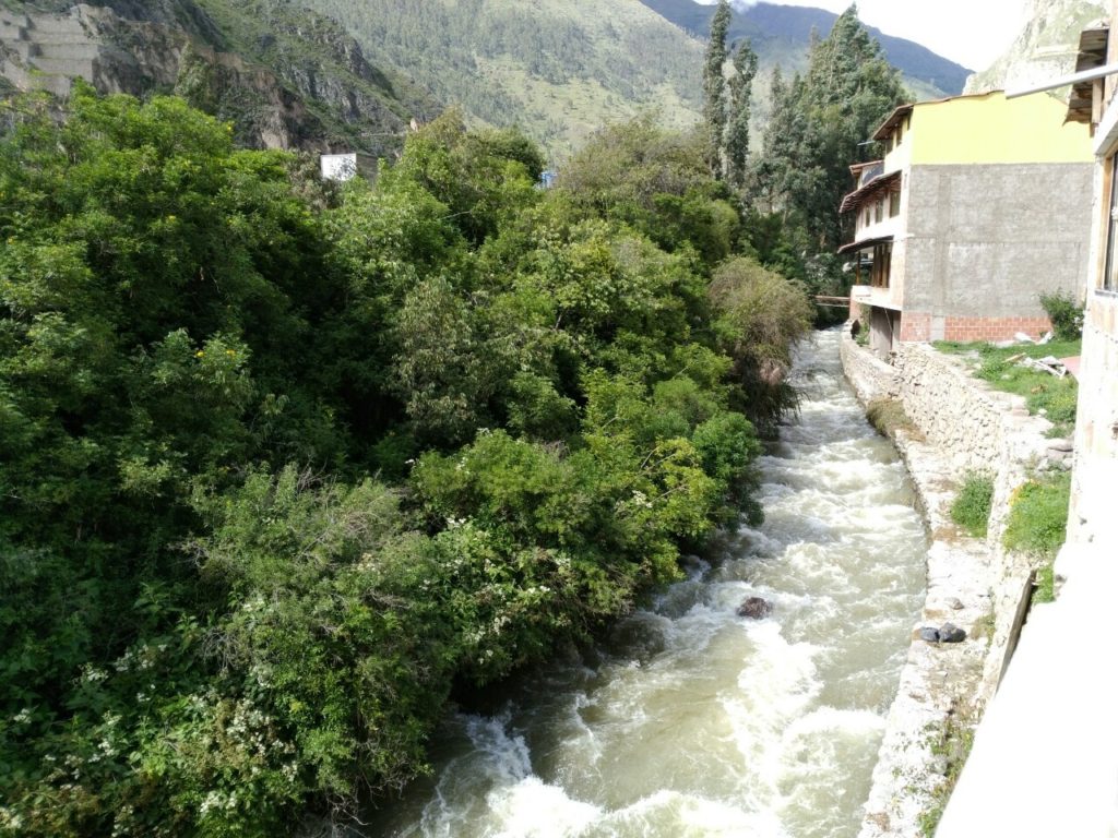 ホステル前激流